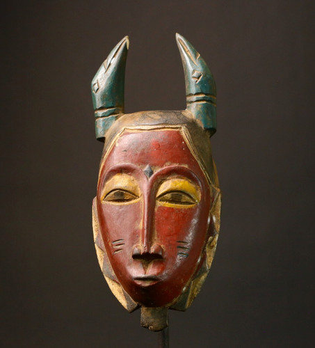 Maschera africana con corna